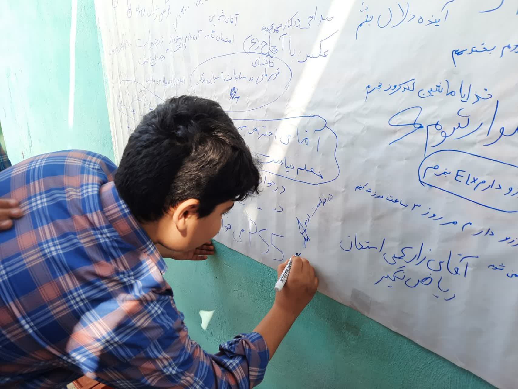 دیوار ابراز وجود و بیان آرزوها و احساسات دانش آموزان عزیز به مناسبت هفته بهداشت روان مهر 1404